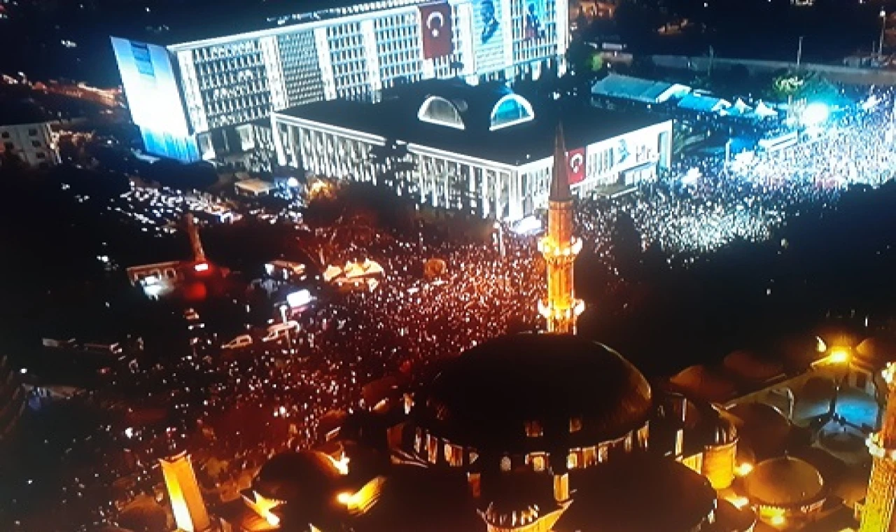 Halk 'İmamoğlu' için bir arada! Özgür Özel: 'Bu akşam burada tarih yazılacak'