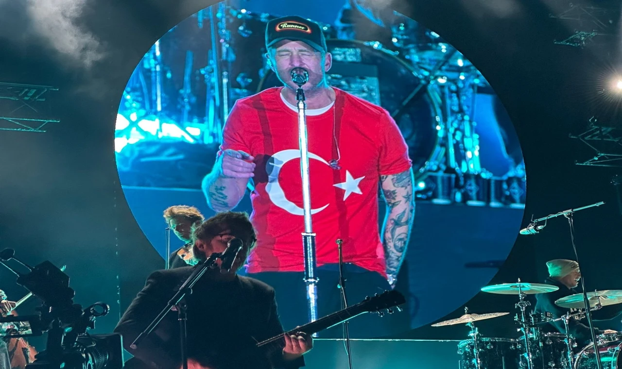 Amerikalı gruptan sahnede Türk bayraklı sürpriz
