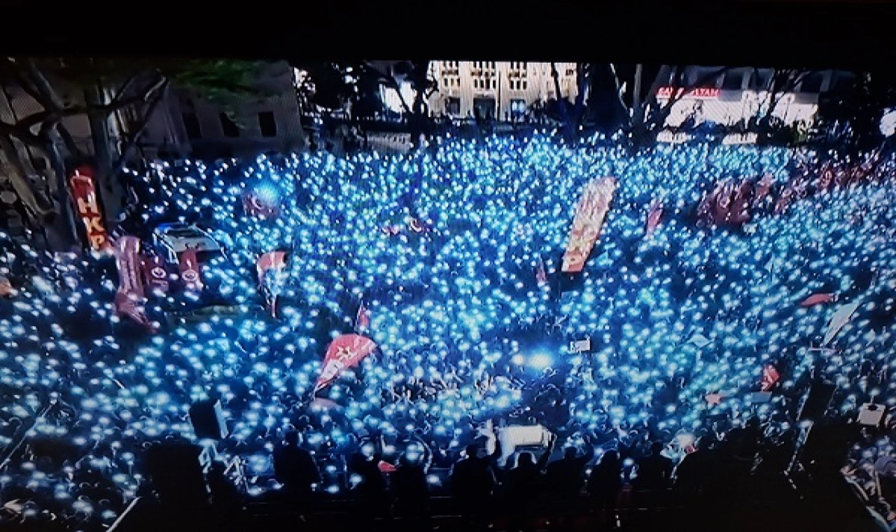 CHP Beyazıt Mitingi'ni telefon ışığında yapıyor