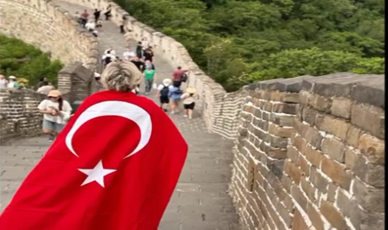 CHP'li Vekil Çin Seddi'ne Türk Bayrağı Astı