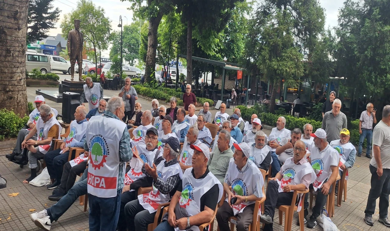 HOPA’DA EMEKLİLER BİR KEZ DAHA MEYDANLARA İNDİ