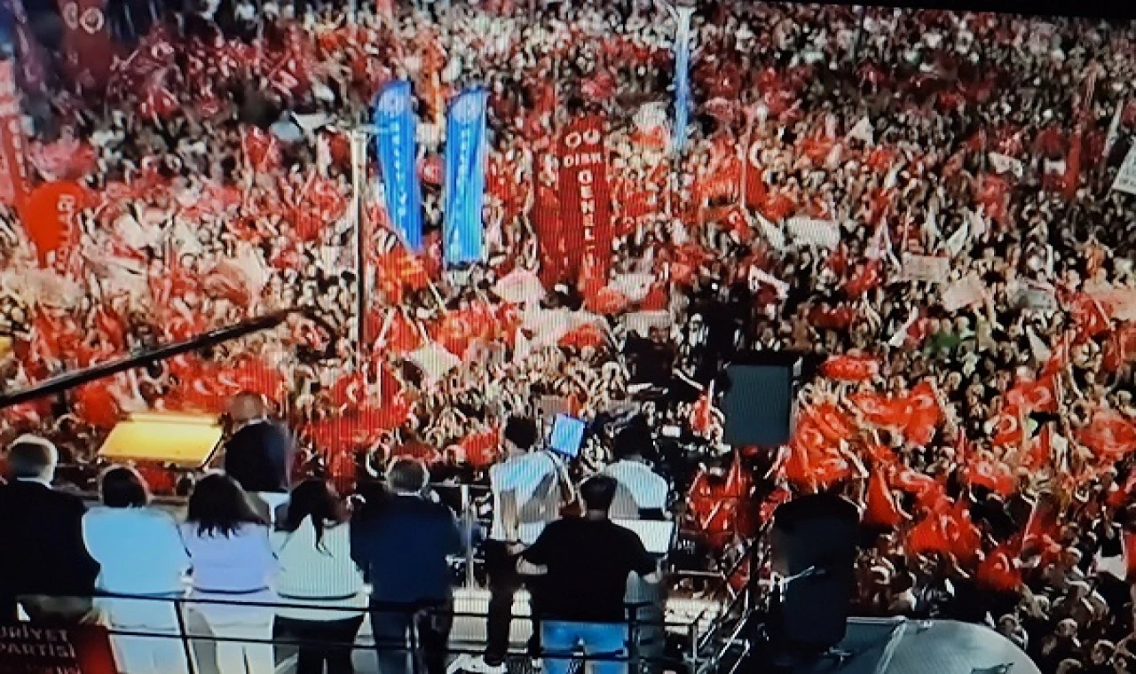 CHP LİDERİ ÖZEL ÜSKÜDAR'DA: BU İKTİDARDA HİÇBİR ŞEY GÜVENDE DEĞİL!