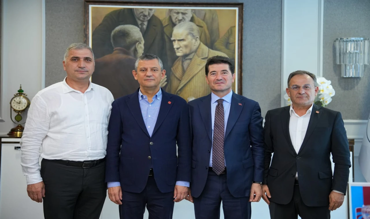 CHP LİDERİ ÖZGÜR ÖZEL, TRABZON'DA BAŞKAN KAYA’YI ZİYARET ETTİ