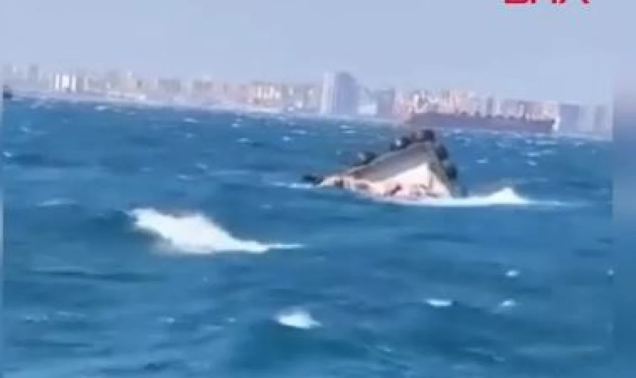 İçinde 4 kişinin olduğu tekne herkesin gözü önünde battı
