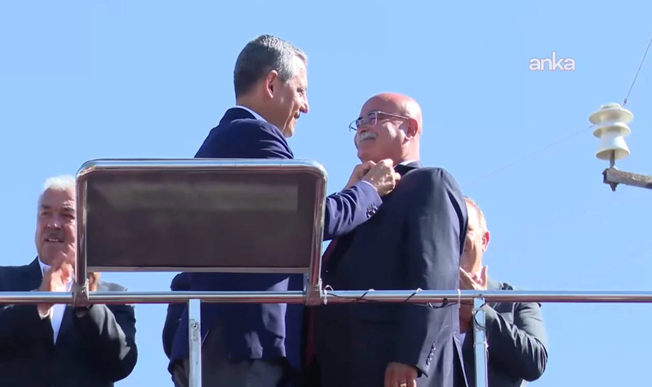 Özgür Özel duyurdu: Bir belediye CHP'ye geçti
