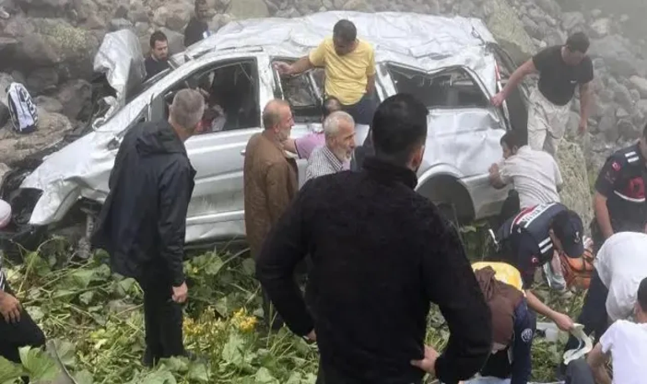 Trabzon'da turist minibüsü dere yatağına yuvarlandı: 2 ölü 4 yaralı