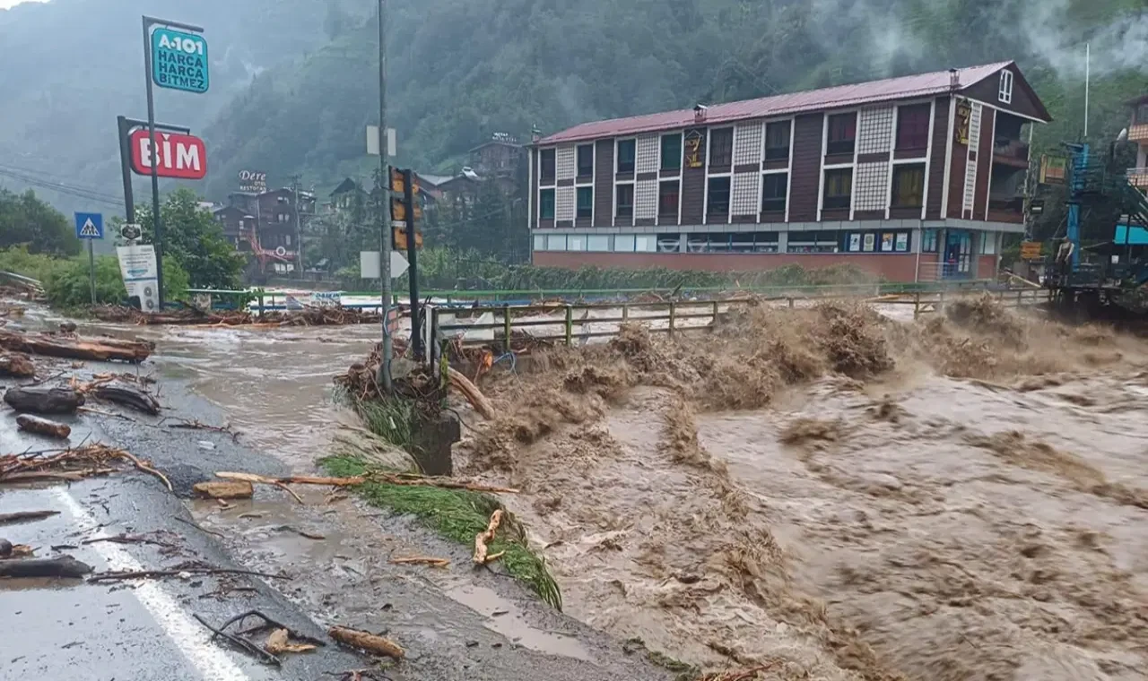 Artvin ve Rize'de sel yolları kesti!