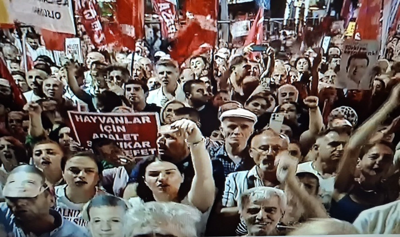 İmamoğlu mesajıyla, Özgür Özel konuşmasıyla Bahçelievler'de