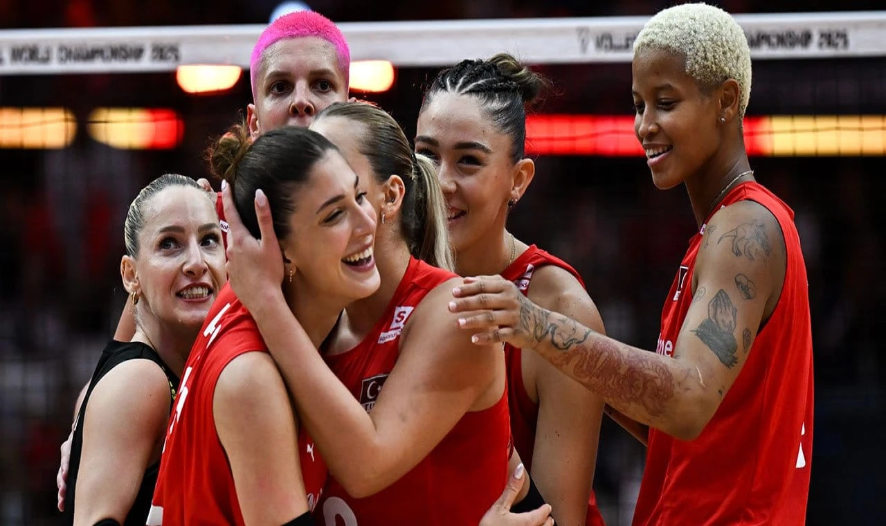 Sporda zafer günü: Filenin Sultanları finalde, 12 Dev Adam çeyrek finalde