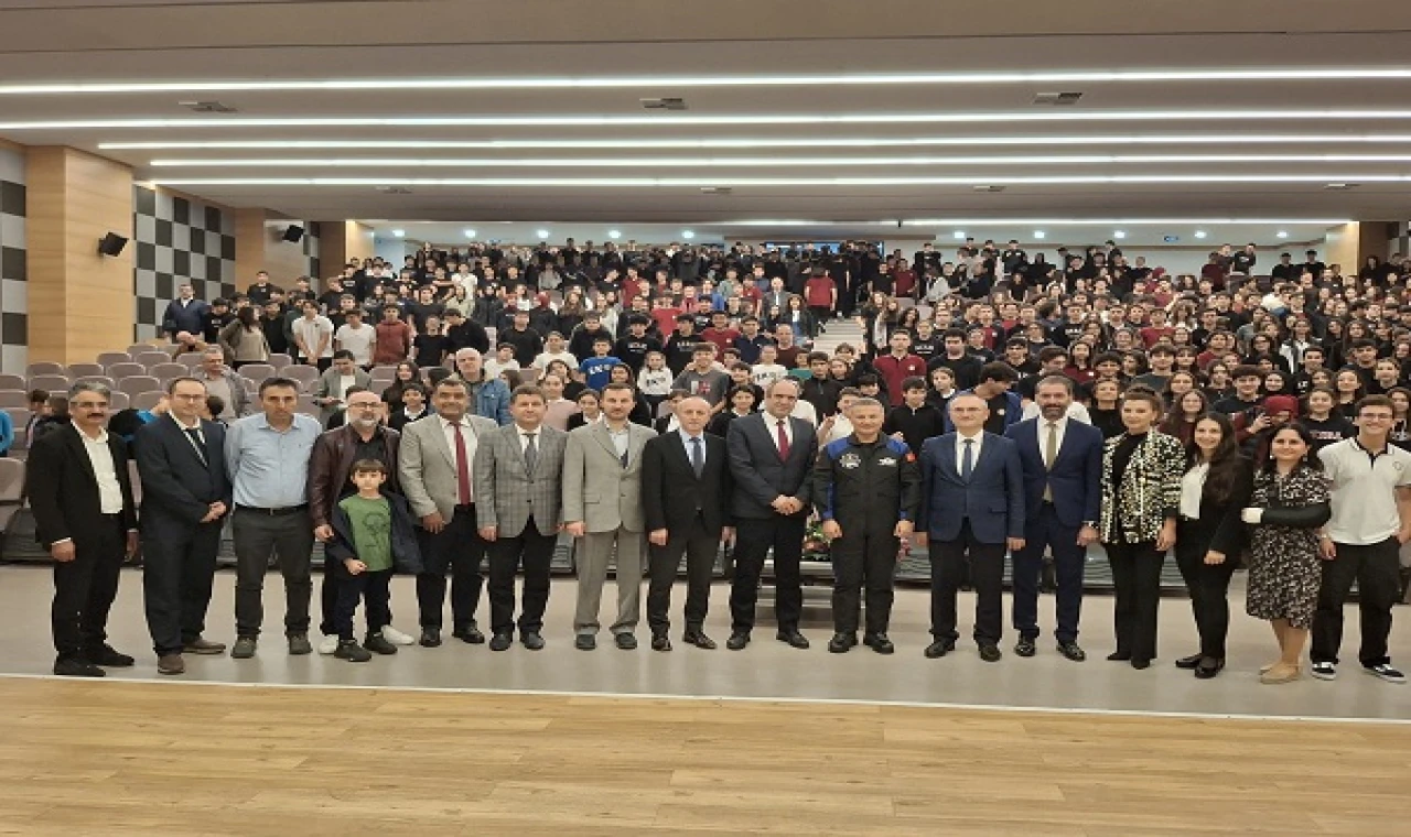 'İlk Türk Astronotu' Alper Gezeravcı Ataşehirli öğrencileri büyüledi