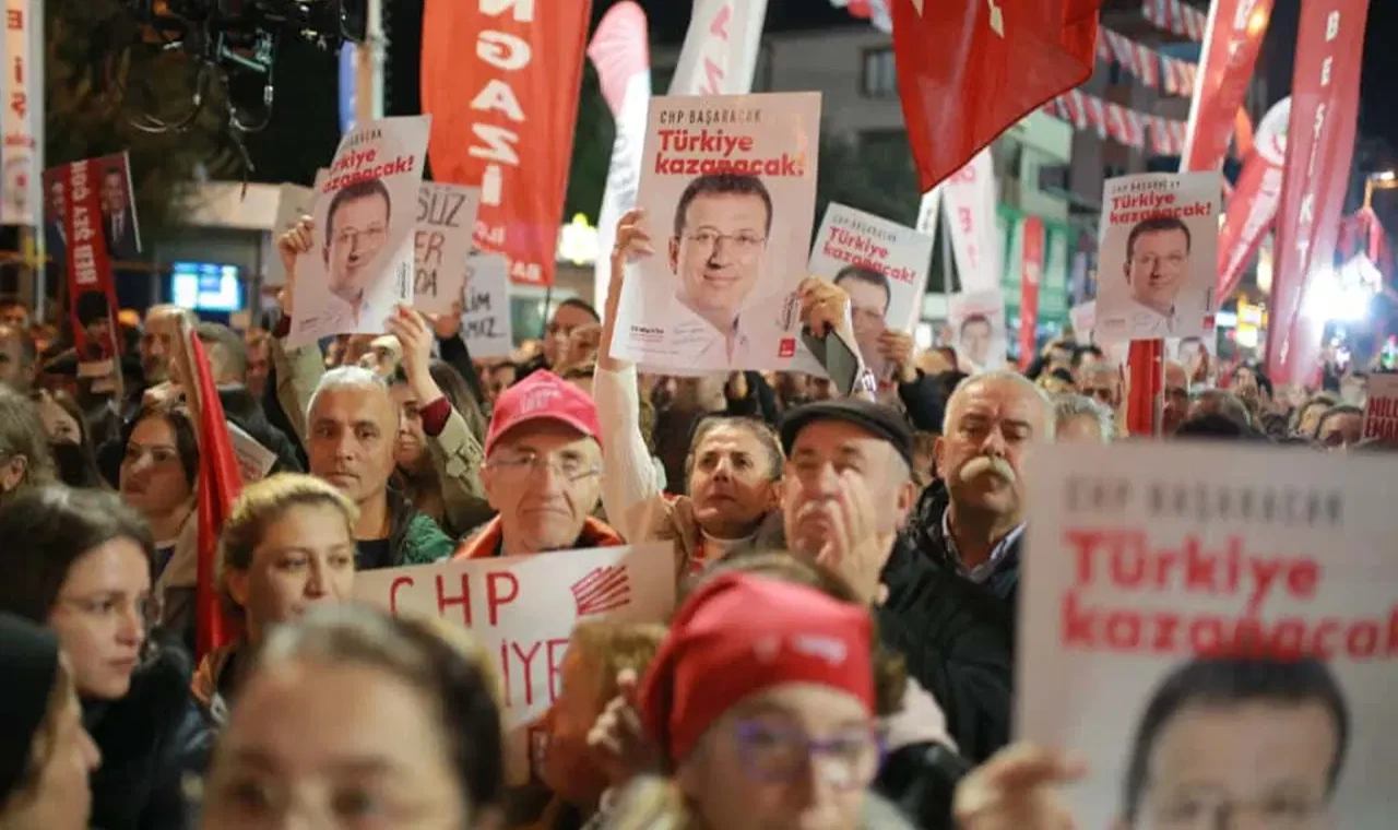 İddianame sonrası ilk miting Sultanbeyli'de Özgür Özel: İddianame boş, bomboş!