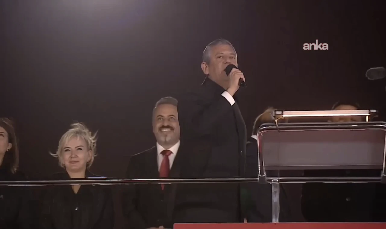 Özgür Özel o belgeleri açıkladı: 'İstifanı verecek misin, vermeyecek misin?'