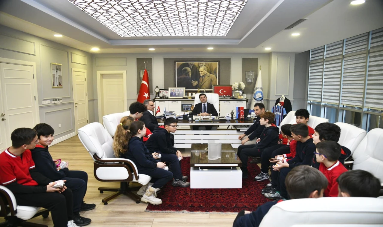 Başkan Kaya'dan öğrencilere: Önceliğiniz çalışmak olmalı