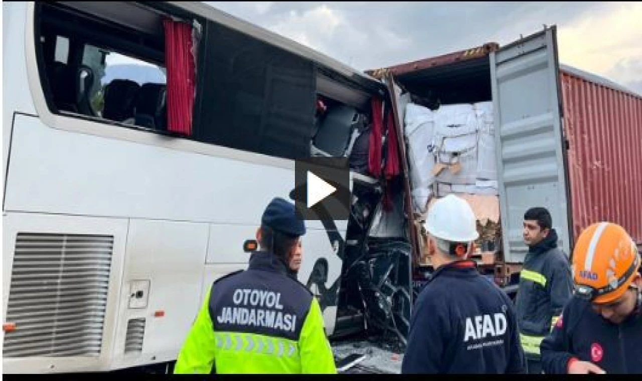 Yolcu otobüsü TIR'a çarptı: Otoyol kan gölüne döndü! 7 ölü