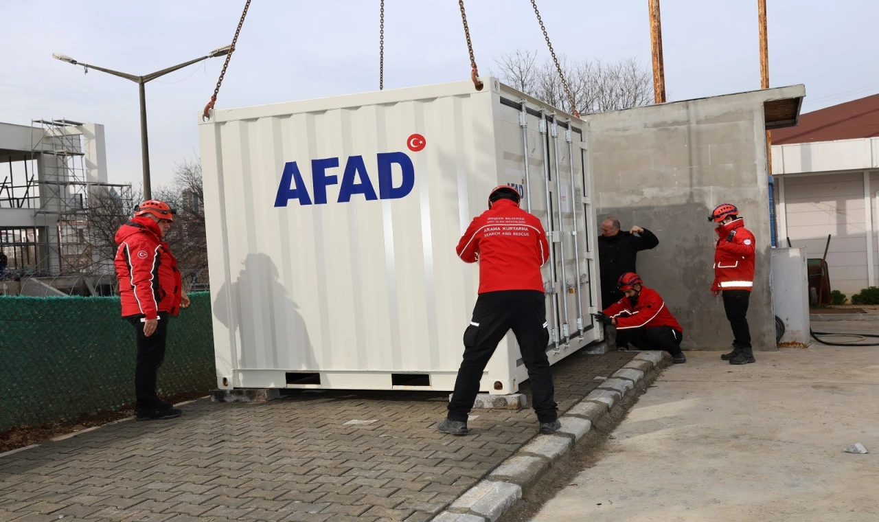 Ataşehir'de iki mahalleye daha deprem konteyneri konuldu