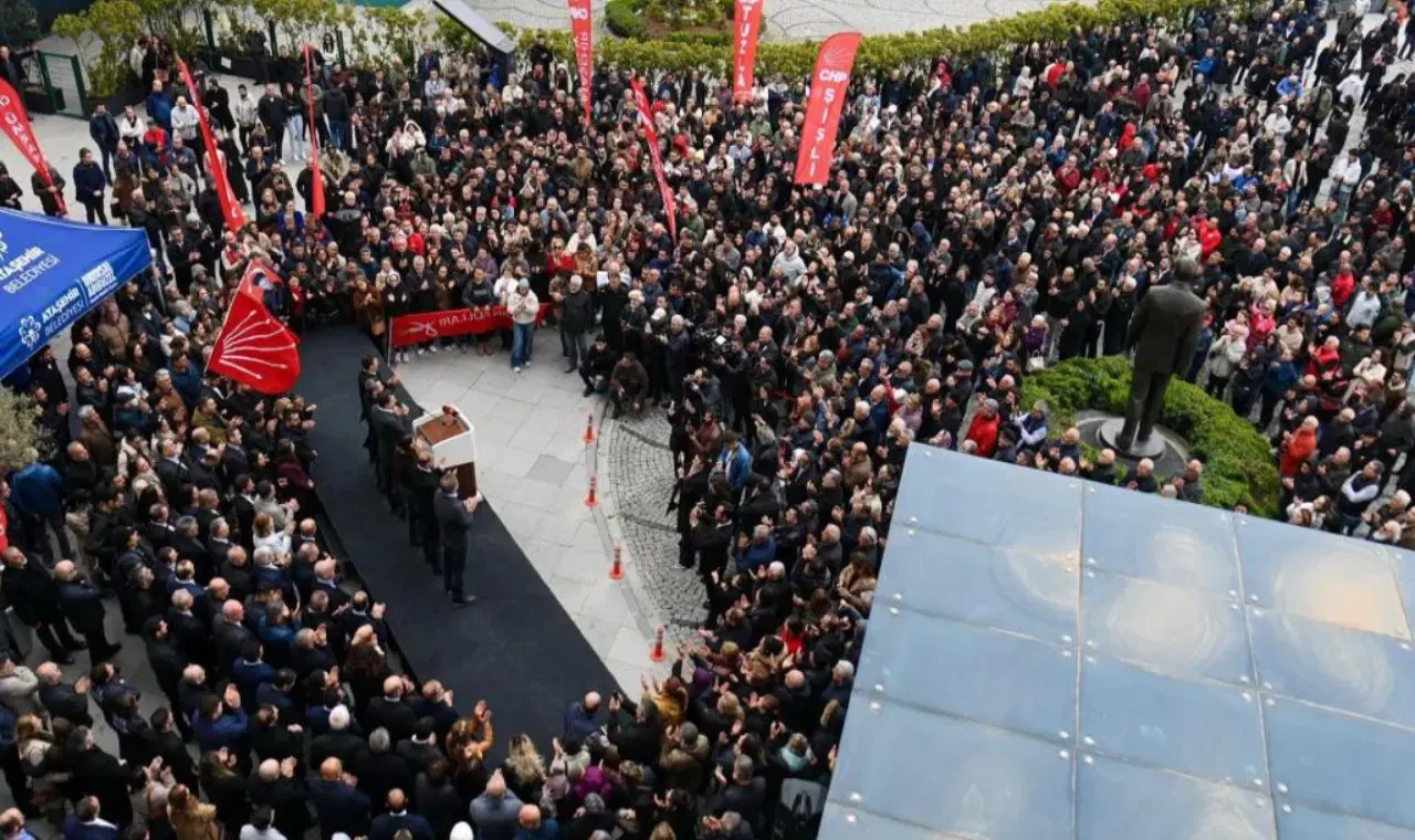 Ataşehir CHP'li Belediye Başkanı Onursal Adıgüzel'e sahip çıkıyor...