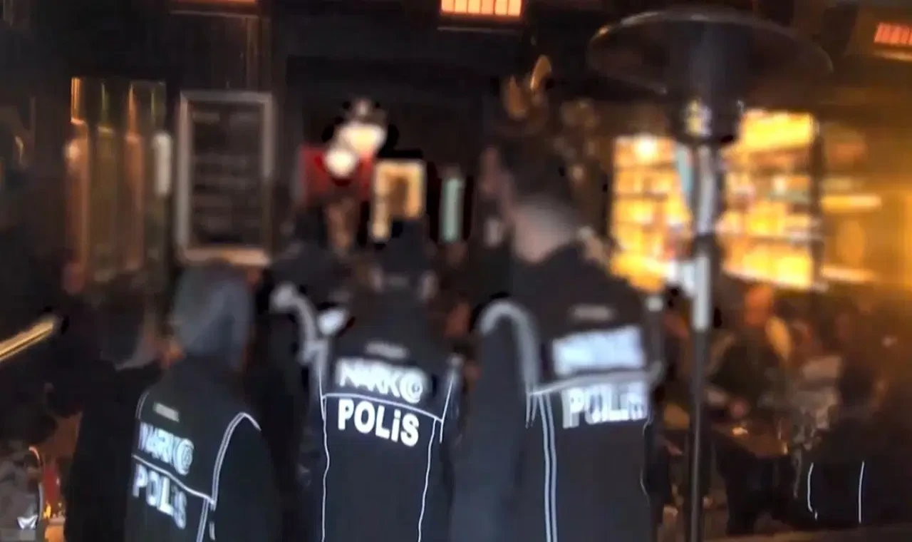 Kadıköy'de eğlence mekânlarına operasyon; 107 gözaltı