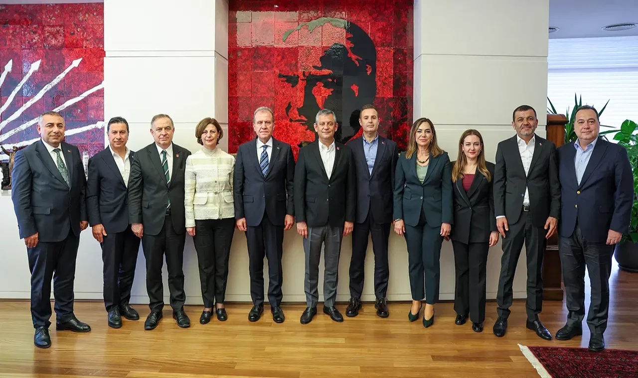 Ankara'da 'mutlak butlan' mesaisi: Özel, CHP'li Büyükşehir Belediye Başkanlarıyla bir araya geldi