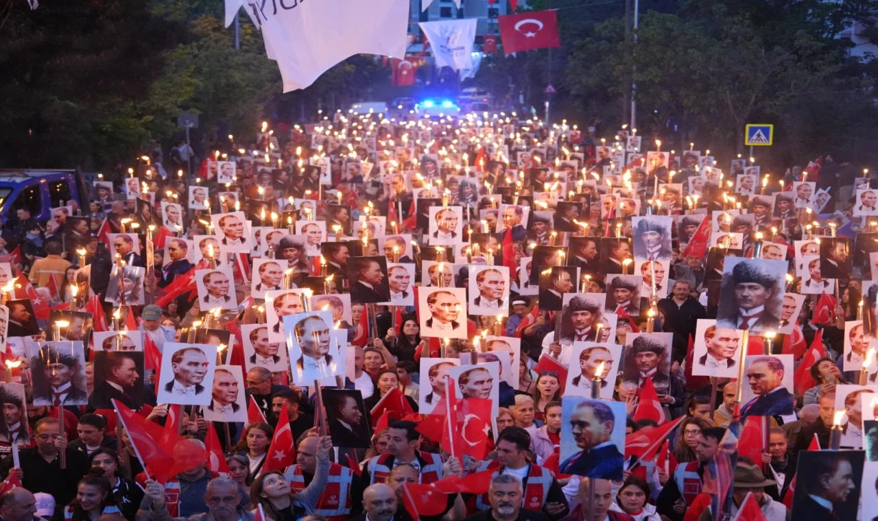 Ataşehir'de 19 Mayıs coşkusu meydanlardan taştı