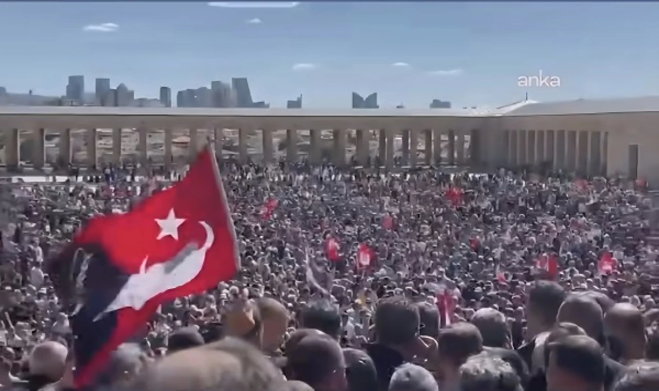 On binler Özel'le birlikte Anıtkabir'e yürüdü...