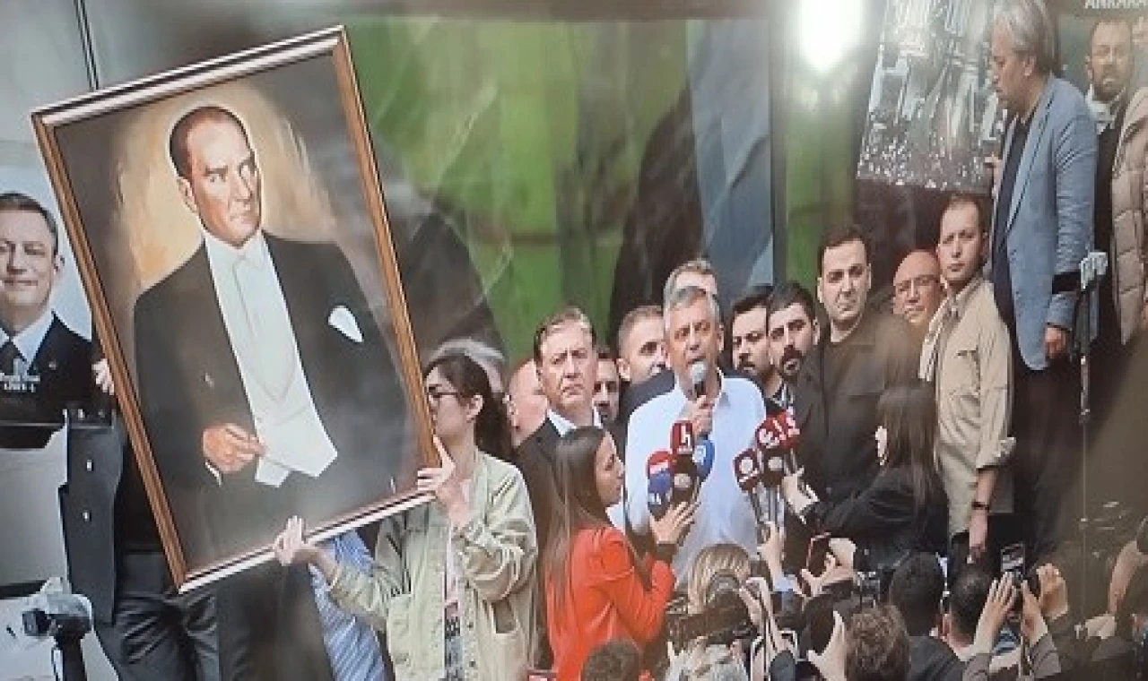 Özgür Özel Genel Merkez'den ayrılırken: Mücadele alanımız sokaklardır