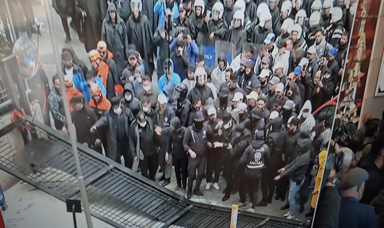 Polis kapıları kırarak CHP Genel Merkezi'ne girdi