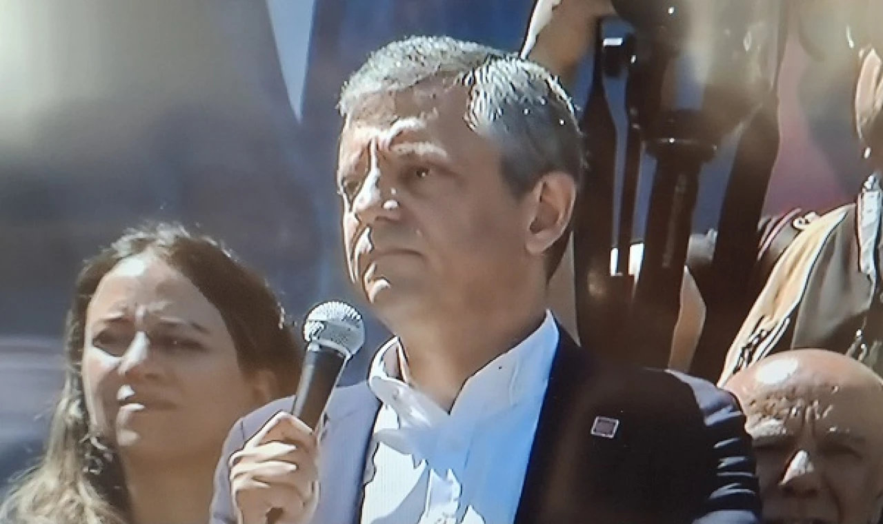 Seçilmiş CHP Genel Başkanı Özgür Özel'in bayramlaşmasına yurttaştan yoğun katılım