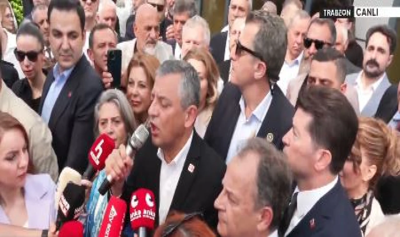 CHP Lideri Özgür Özel'e Trabzon Havaalanı'nda coşkulu karşılama