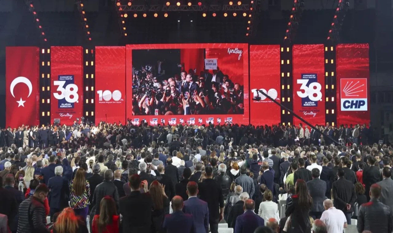 Özgür Özel’in 600 imzayı bulması 8 saatini aldı