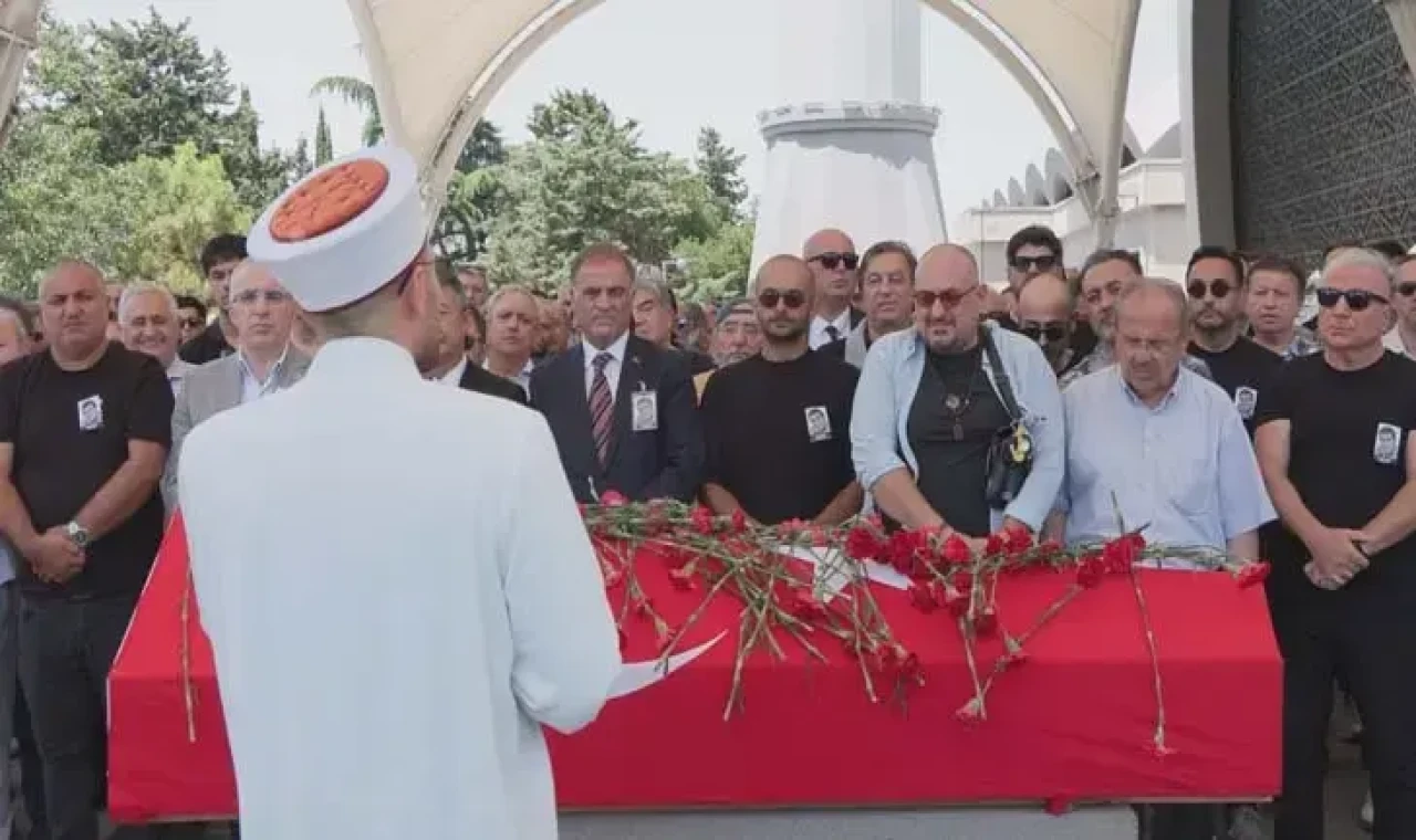 Duayen sanatçı Zihni Göktay gözyaşlarıyla toprağa verildi