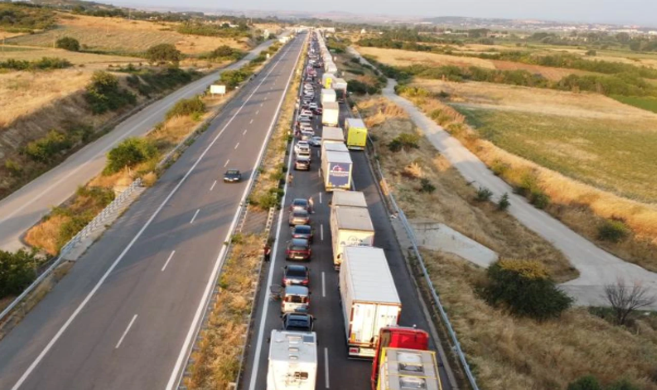 Kipi Sınır Kapısı’nda kuyruk 20 kilometreyi aştı