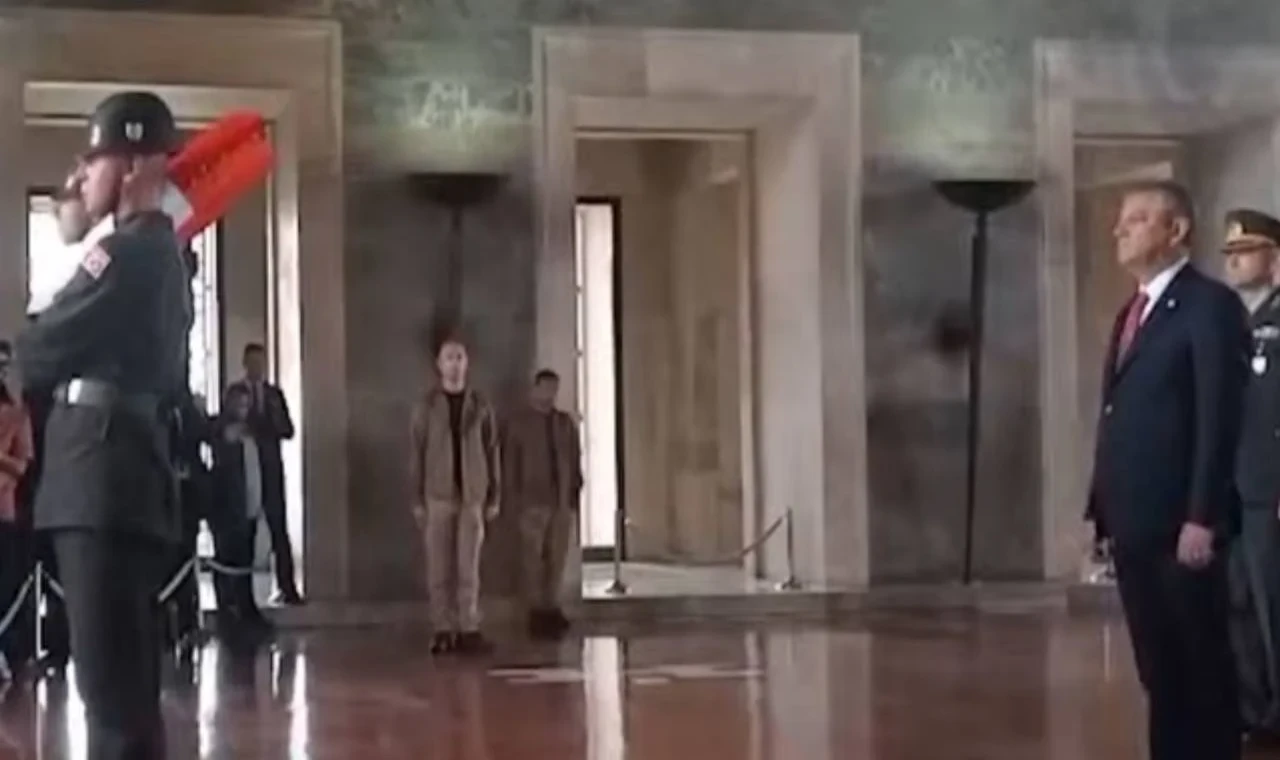 YENİ PARTİ Lideri Özel, kurucular kuruluyla Anıtkabir'de...
