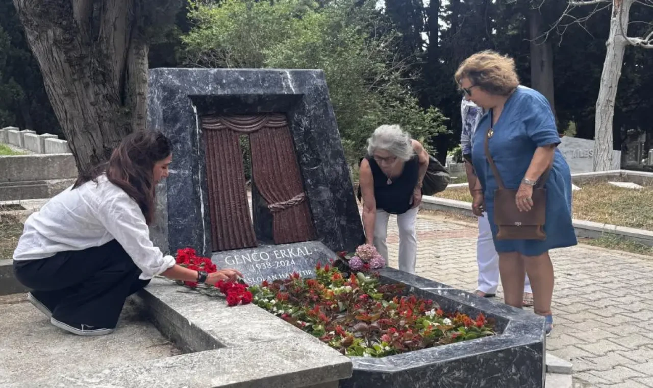 Genco Erkal, açılışı yapılan anıt mezarının başında anıldı