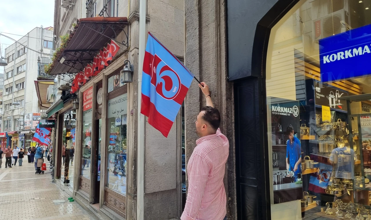 Ortahisar'da caddeler bordo-mavi
