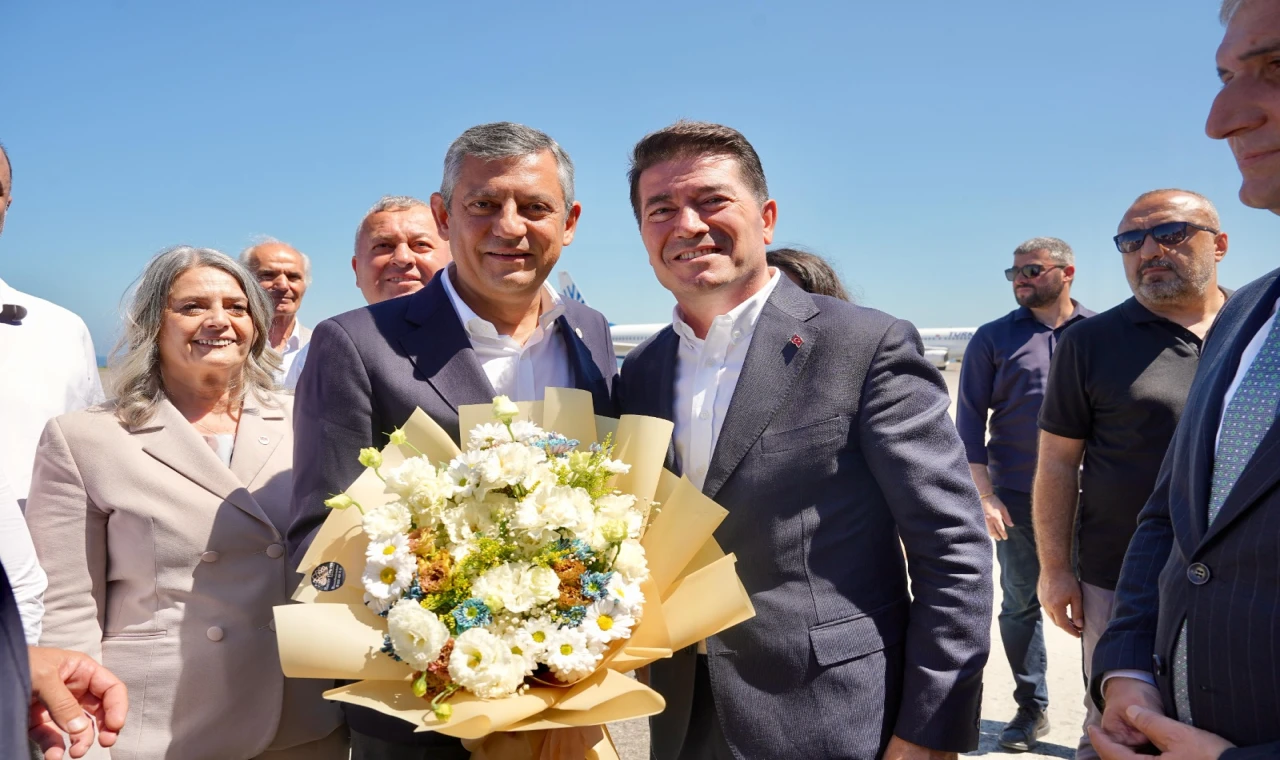YENİ Parti Lideri Özel, Ortahisar Belediyesi'nin Burs Projesini çok beğendi