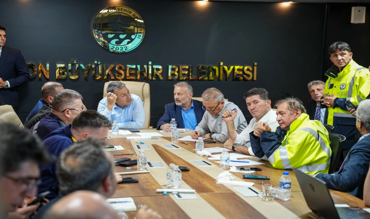 Ortahisar'da sağanaktan etkilenen bölgelerde çalışma...