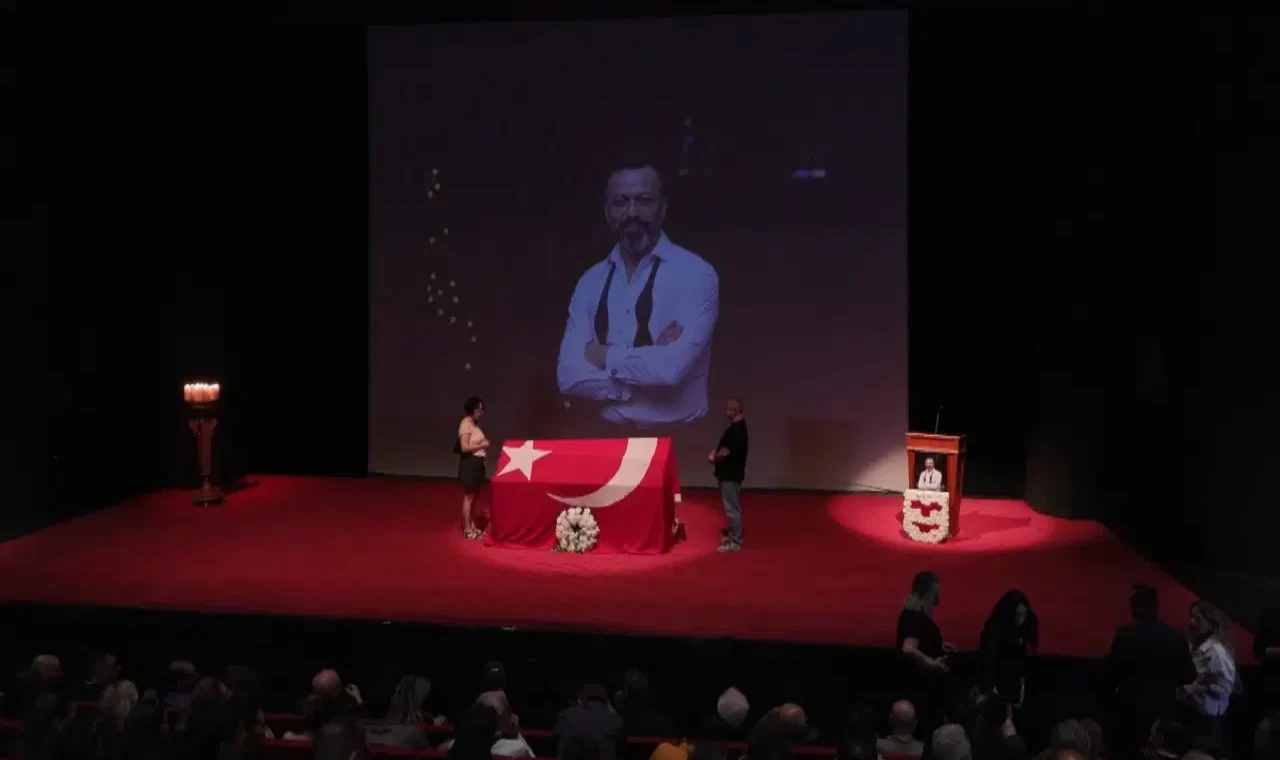 Oyuncu Serhat Kılıç'a Harbiye'de duygusal veda