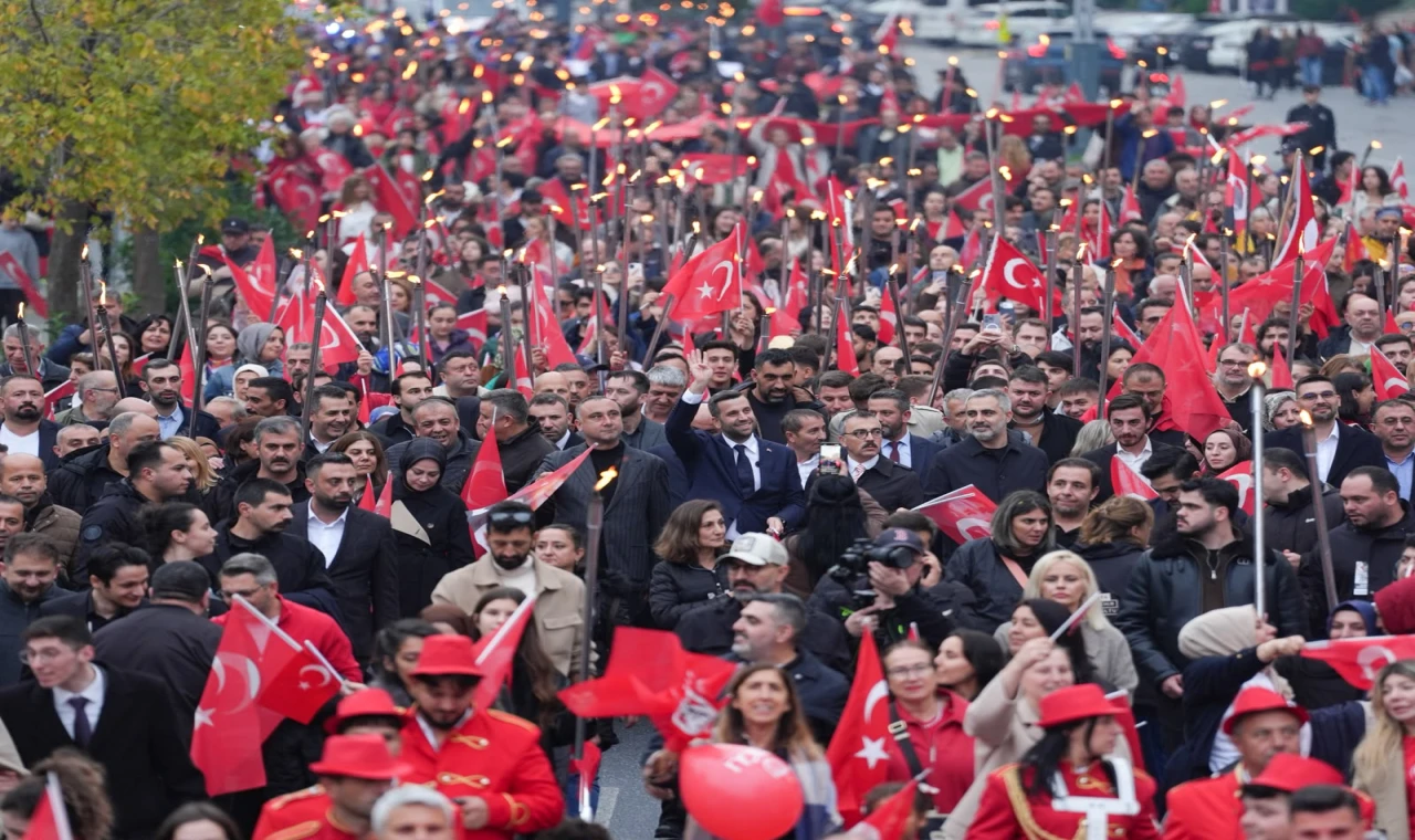 Ataşehir'de Cumhuriyet Korteji düzenlendi
