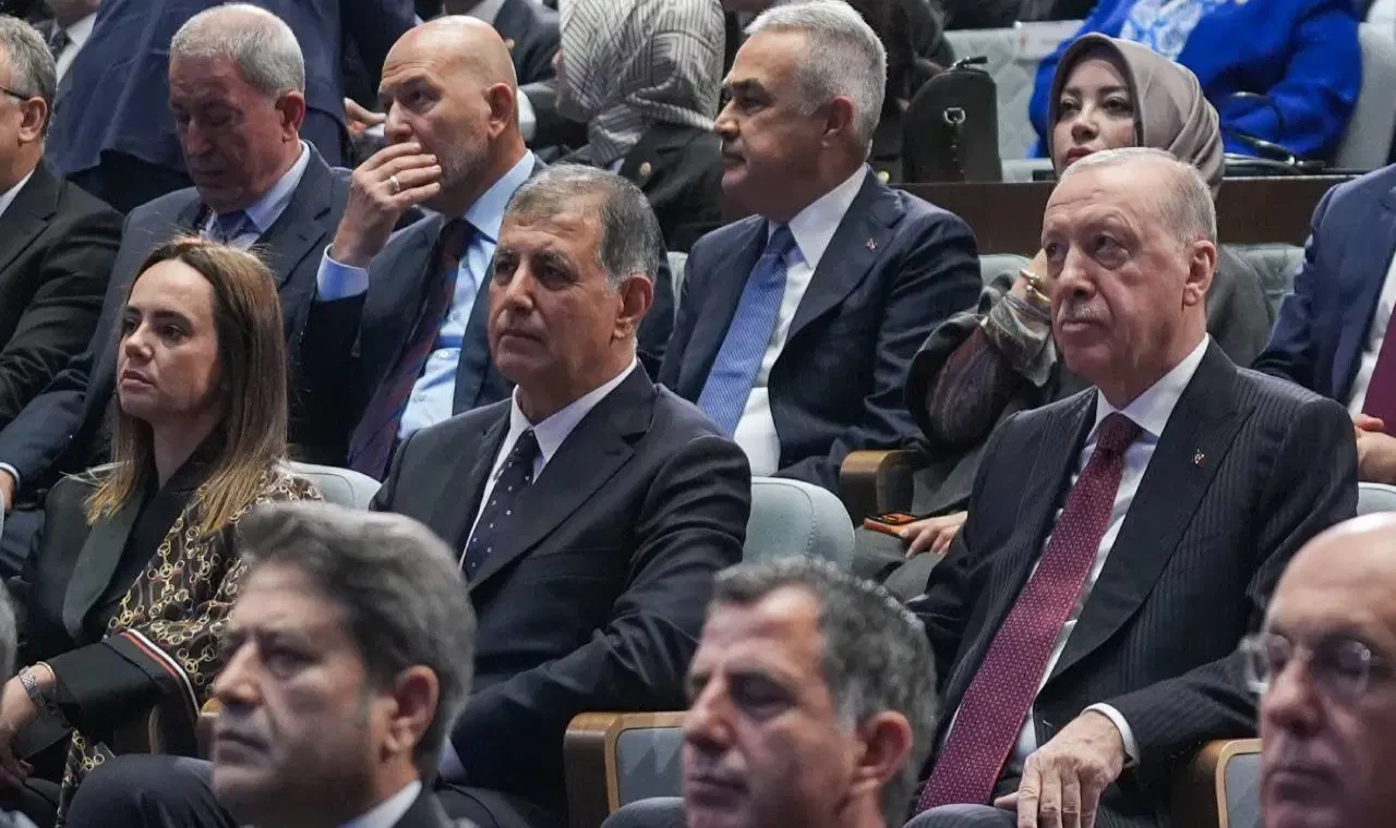Cemil Tugay, AKP Genel Başkanı Erdoğan'ın taktığı rozetle parti değiştirdi