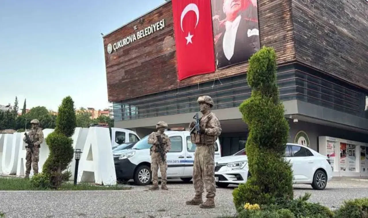 Çukurova Belediyesi'ne şafak operasyonu, 44 gözaltı