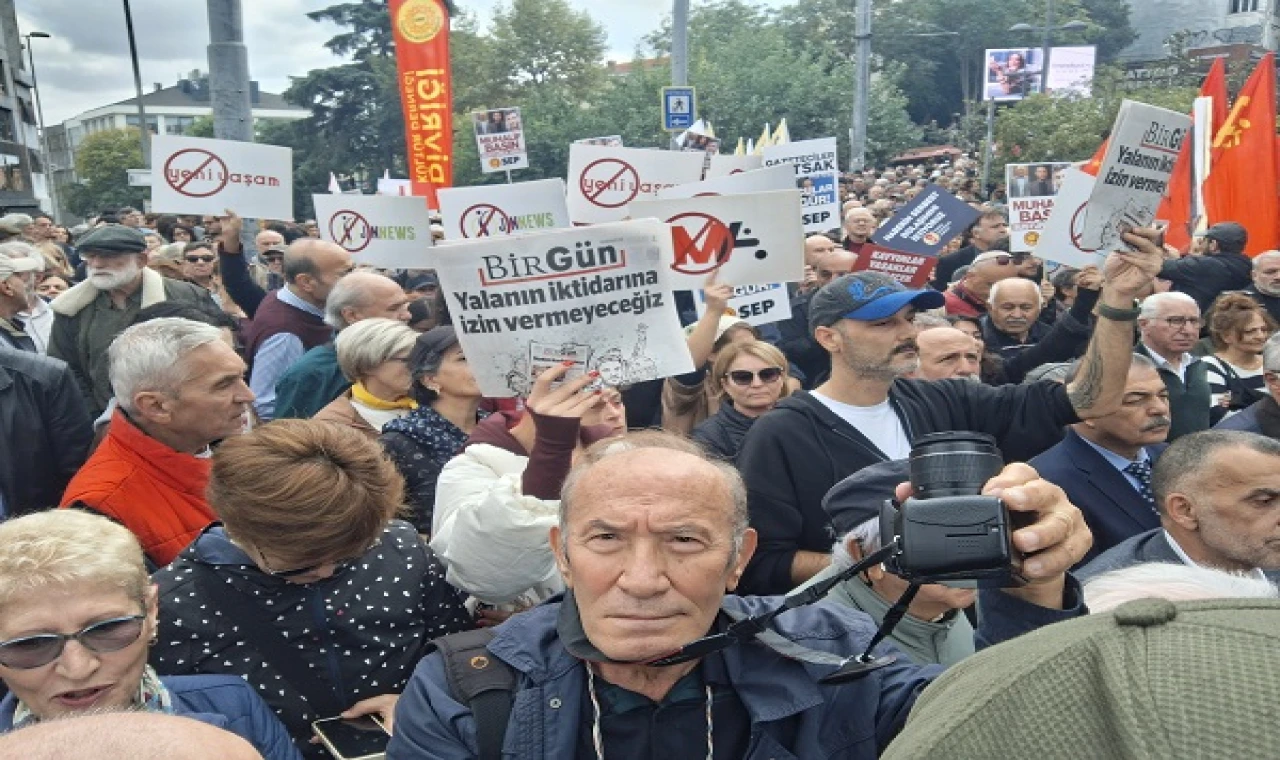 Gazeteciler İstanbul'da baskılara karşı yürüdü