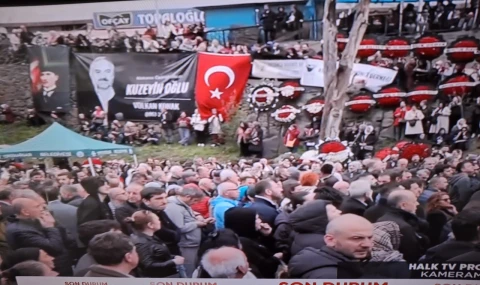 Volkan Konak, gözyaşlarıyla babasının yanına defnedildi