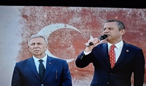 Yeniden CHP Genel Başkanı   seçilen Özgür Özel "kurultay mitinginde"