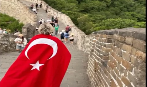 CHP'li Vekil Çin Seddi'ne Türk Bayrağı Astı