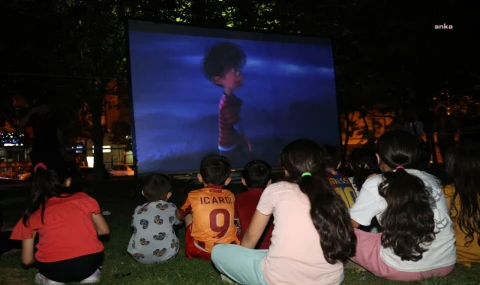 Ataşehir'de çocuklara parklarda sinema keyfi