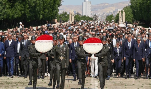 CHP Lideri Özel, Lozan yıldönümünde Anıtkabir'i ziyaret etti