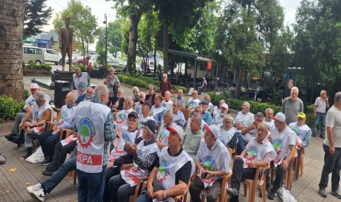 HOPA’DA EMEKLİLER BİR KEZ DAHA MEYDANLARA İNDİ