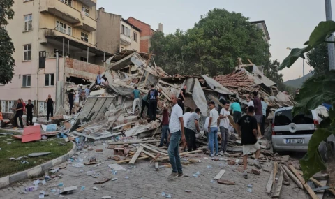 Balıkesir'de Ondan fazla bina yıkıldı, enkaz altında kalanlar var