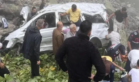 Trabzon'da turist minibüsü dere yatağına yuvarlandı: 2 ölü 4 yaralı