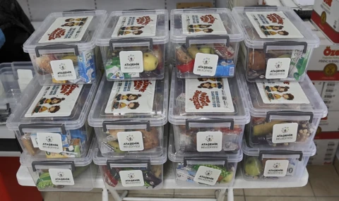 Ataşehir'de öğrencilere kırtasiye ve beslenme yardımı